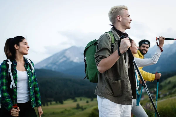 Skupina Přátel Turistiky Krajině Mnohonárodnostní Mladých Lidí Procházku — Stock fotografie