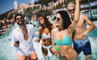 Birlikte yaz partide eğleniyor ve kokteyl içme arkadaş grubu