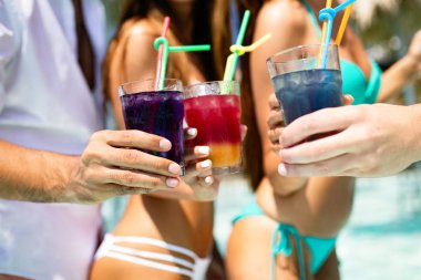 Birlikte yaz partide eğleniyor ve kokteyl içme arkadaş grubu