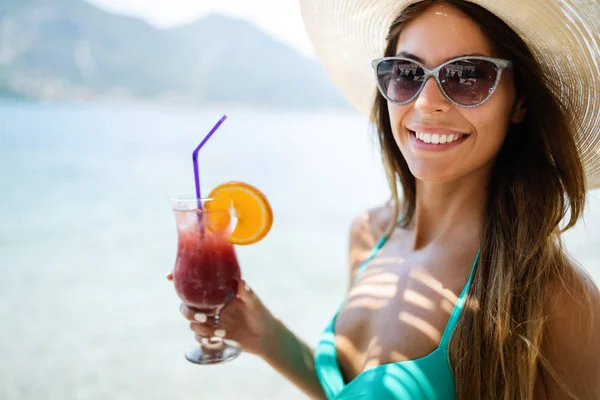 Hermosa Mujer Bebiendo Cóctel Durante Las Vacaciones Verano Playa — Foto de Stock