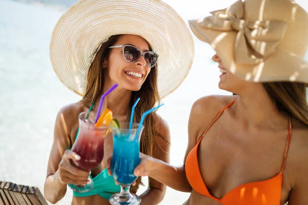 Hermosas Chicas Día Verano Divirtiéndose Cócteles Playa — Foto de Stock