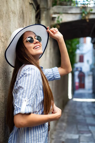 Femme Heureuse Amuser Dans Rue Ville Pendant Été — Photo