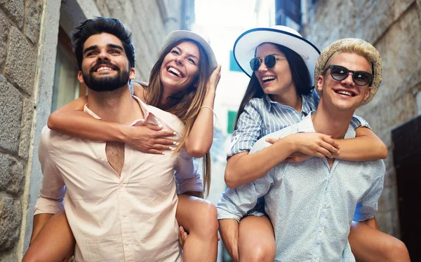 Grupo Jóvenes Amigos Felices Pasando Rato Calle Ciudad — Foto de Stock