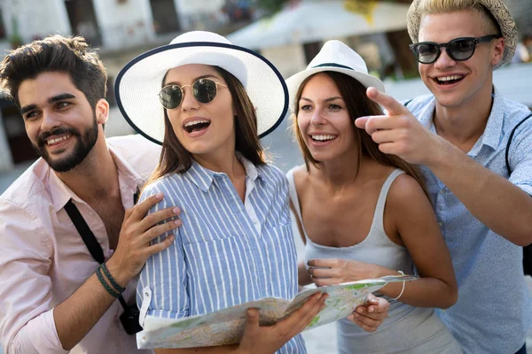 Unga Glada Turister Vänner Sightseeing Staden — Stockfoto