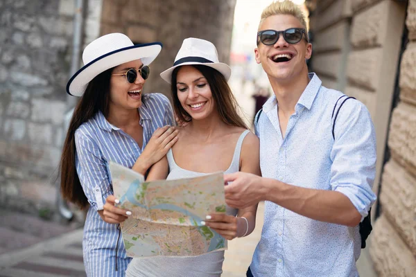 Grupo Jóvenes Amigos Felices Pasando Rato Calle Ciudad — Foto de Stock