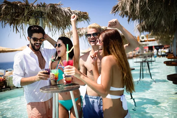 Sommerfest Gruppe Von Freunden Strand Trinken Coctails Und Spaß Haben — Stockfoto