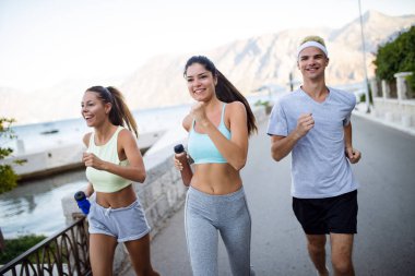 Koşma, spor, egzersiz ve sağlıklı yaşam biçimi kavramı. Mutlu insanlar açık koşu