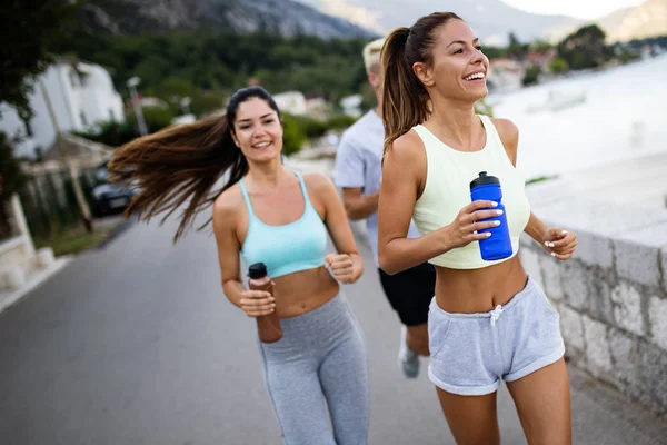 Felices Amigos Entrenamiento Fitness Juntos Aire Libre Vivir Activo Saludable — Foto de Stock