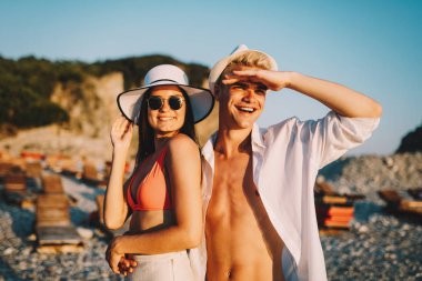 Aşık tatil yaz sahilde zevk mutlu Romantik Çift