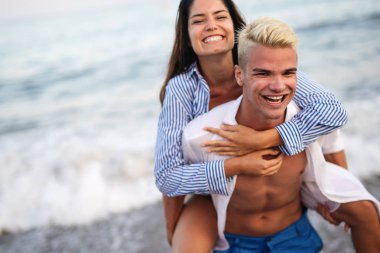 Eğleniyor tropik sahilde günbatımı mutlu çift