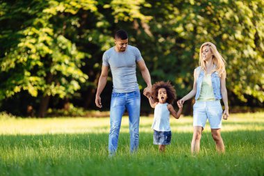 Mutlu genç çifti ile kızları doğada vakit