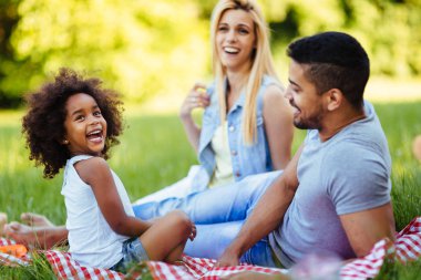 Mutlu aile eğleniyor piknik birlikte