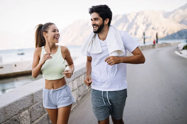 Happy Passar Personer Vänner Utövar Och Kör Utomhus Frisk Sportig — Stockfoto