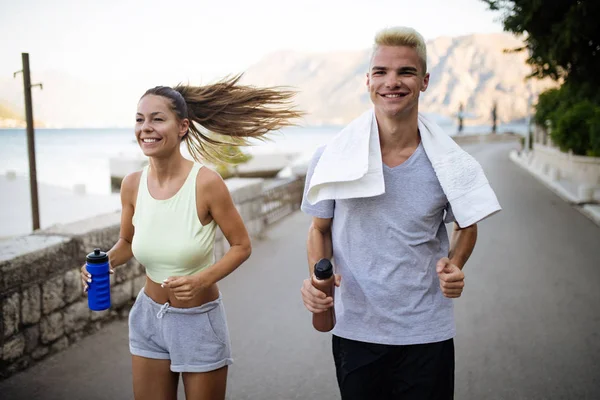 Grupp Glada Ungdomar Vänner Kör Utomhus Seaside — Stockfoto