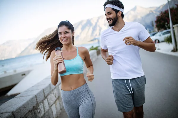 Grupp Glada Ungdomar Vänner Kör Utomhus Seaside — Stockfoto