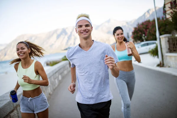 Utomhus Porträtt Grupp Vänner Kör Och Jogging Seaside — Stockfoto