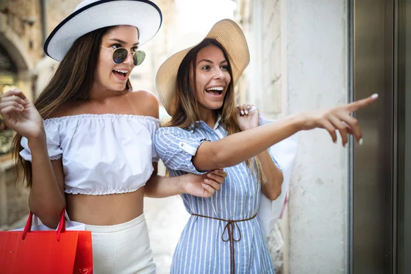 Mulheres Felizes Amigos Fazendo Compras Viajando Férias — Fotografia de Stock