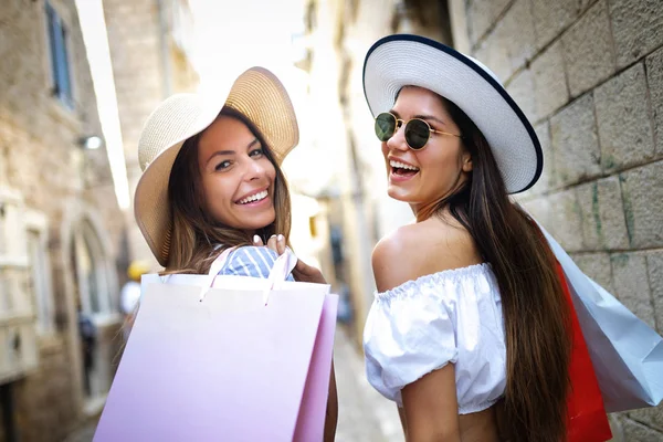Donne Felici Amiche Che Fanno Shopping Viaggiano Vacanza — Foto Stock