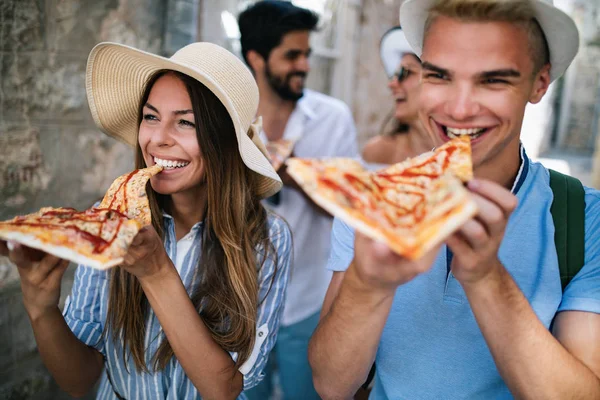 Grupo Feliz Amigos Comendo Pizza Enquanto Viajam Férias — Fotografia de Stock