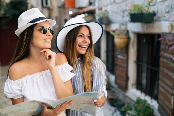 Jonge Gelukkige Groep Vrienden Toeristen Sightseeing Stad Vakantie — Stockfoto