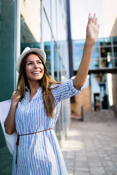 Verkoop Winkelen Toerisme Gelukkige Mensen Concept Mooie Vrouw Met Boodschappentassen — Stockfoto