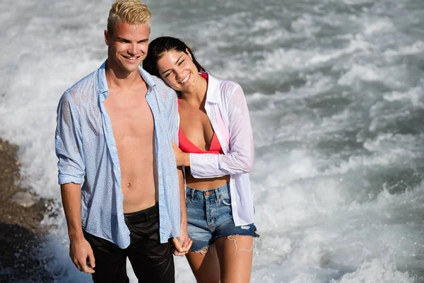 Felice Coppia Romantica Divertirsi Amare Sulla Spiaggia — Foto Stock