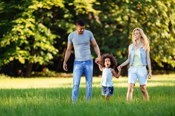 Mutlu genç çifti ile kızları doğada vakit