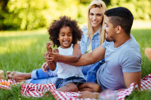 Šťastná Rodina Baví Čas Spolu Piknik — Stock fotografie