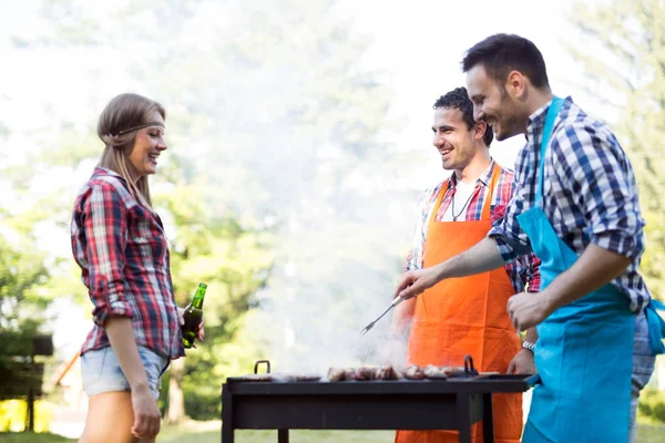 Jóvenes Felices Disfrutando Barbacoa Bosque — Foto de Stock