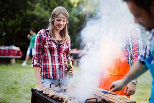 Przyjaciele Zabawy Grillowanie Mięsa Korzystających Bbq Party — Zdjęcie stockowe