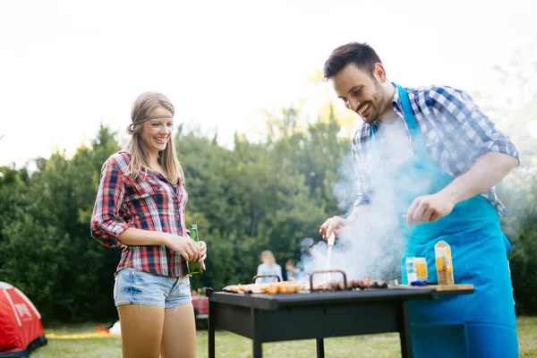 Prieteni Având Distracție Gratar Carne Bucurându Bbq Petrecere — Fotografie, imagine de stoc