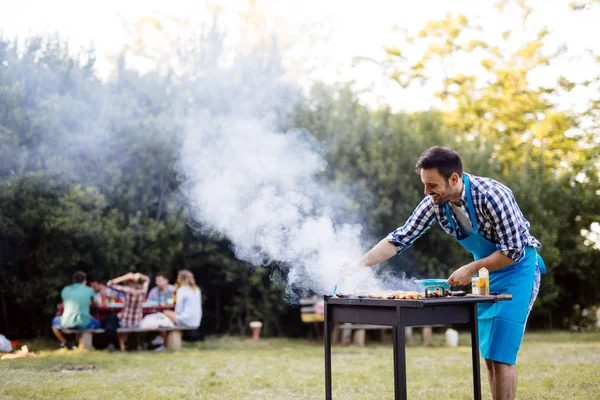 Beau Mâle Heureux Préparant Barbecue Plein Air Pour Les Amis — Photo