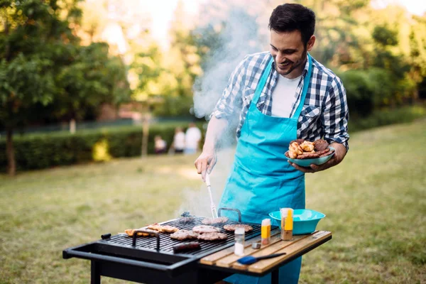 Mutlu erkek barbekü et doğada açık ızgara