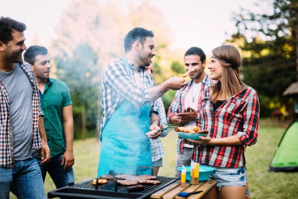 Amis Faisant Fête Barbecue Dans Nature — Photo