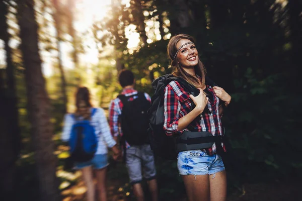 Persone Che Esplorano Foresta Come Ricreazione Donna Hippie Con Sorriso — Foto Stock