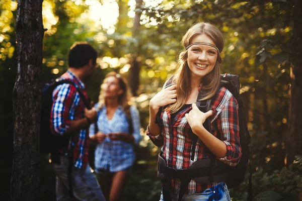 Pessoas Explorando Floresta Como Recreação Hippie Mulher Com Sorriso — Fotografia de Stock