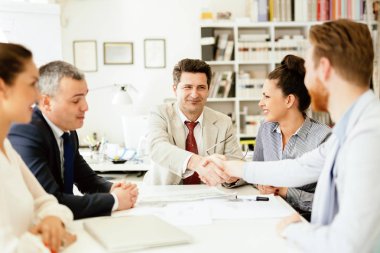 Ofis Masası adlı şirket temsilcileri arasındaki anlaşma