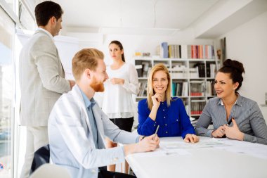 Ofiste çalışan meşgul genç iş adamları