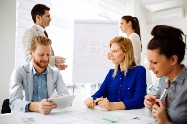 Ofiste çalışan meşgul genç iş adamları