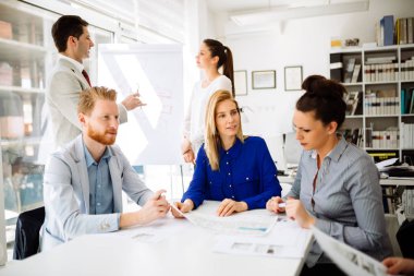 Ofiste çalışan bir şeyler ve iş adamları