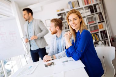 Başarılı genç ceo işkadını çalışanı ile çalışma