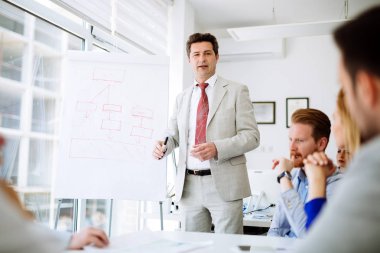 Ders ve beyaz yakalı arkadaşları için iş ofiste eğitim