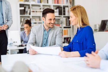 Ofiste beyin fırtınası Succeful iş ortakları