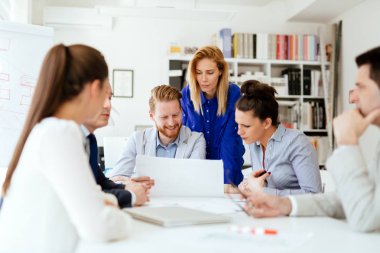 Ofiste çalışan ve beyin fırtınası iş adamları