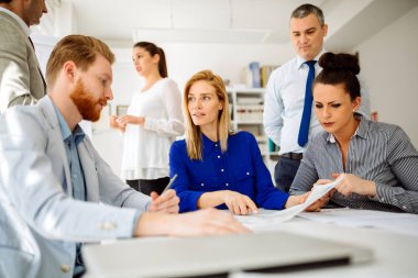 Toplantı ve yeni yeni fikirler tartışırken bir kurulu olan iş adamları