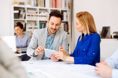 Ofiste çalışan bir şeyler ve iş adamları