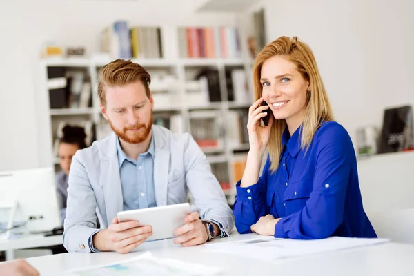 Selbstbewusster Firmenchef Bei Sitzung Amt — Stockfoto