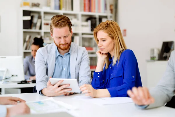 Ofiste çalışan bir şeyler ve iş adamları