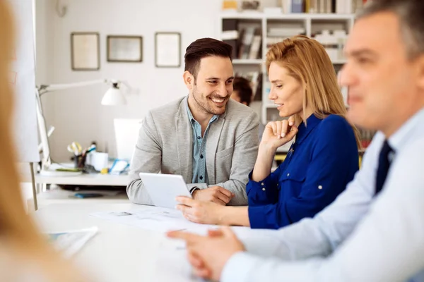 Geschäftsleute Arbeiten Modernen Weißen Büros — Stockfoto