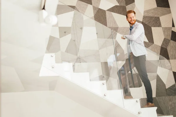 Empresario Subiendo Las Escaleras Viviendo Una Vida Dinámica — Foto de Stock